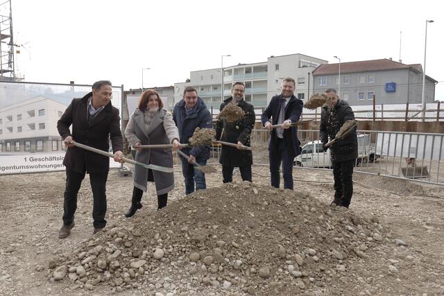 Mit dem Spatenstich erfolgte der offizielle Startschuss für das Bauprojekt. | Foto: Ferman Bau