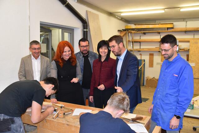 Visite in der Werkstätte der PTS Telfs (v.l.): Dipl.-Päd. Dietmar Meinschad (Bildungsdirektion), Landesrätin Cornelia Hagele, Stefan Wirtenberger, Dir. Annemarie Reich und Bgm. Christian Härting.