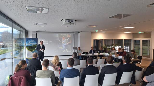 Euregio-Präsident Christoph Schneider bei der Begrüßung der Teilnehmer des grenzüberschreitenden ÖPNV-Gipfels in Wörgl am 26. November.  | Foto: Euregio Inntal