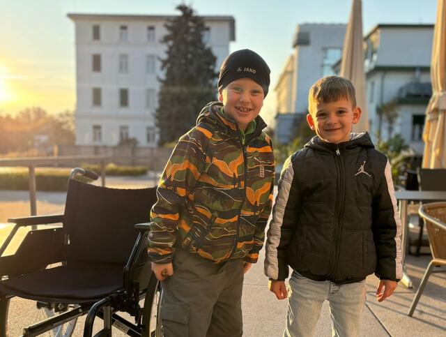 Lian Errath (links) freute sich sehr über die tolle Überraschung des FC Bayern München. | Foto: Privat