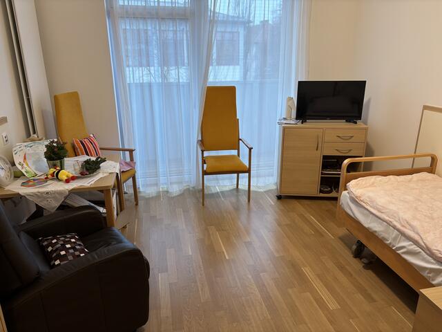 Der sanierte Wohnbereich von Bewohnerin Katharina Klement mit dem neuen Boden und dem frischen Anstrich. | Foto: Schrofner