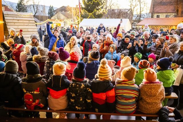 Die Kinder sind mit Begeisterung dabei. | Foto: Michael Jurtin