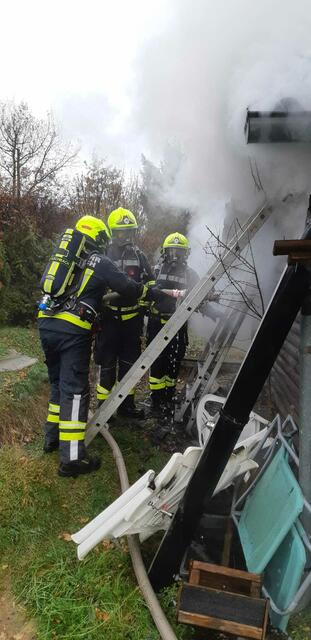 Im Einsatz standen die Feuerwehren Ulmerfeld-Hausmening, Greinsfurth, Mauer-Öhling, Aschbach und die Betriebsfeuerwehr Mondi-Neusiedler mit rund 50 Mitgliedern. | Foto: Bfkdo Amstetten