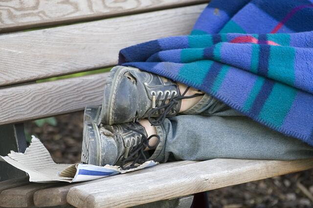 Wenn es kalt wird, kann es für Obdachlose schnell gefährlich werden. Während der Wintermonate kannst du beim Kältetelefon melden, wenn du einen obdachlosen Menschen auf der Straße siehst und so lebenswichtige Hilfe leisten. | Foto: Alexander Ivanov/Fotolia