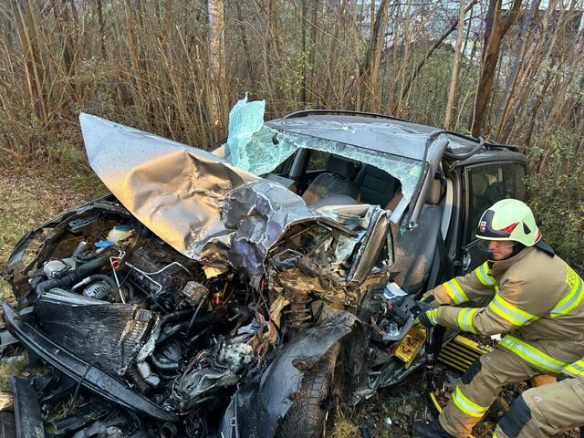 Der 90-jährige PKW-Lenker musste von der Feuerwehr aus dem Fahrzeug befreit werden. | Foto: Freiwillige Feuerwehr Nußdorf am Haunsberg