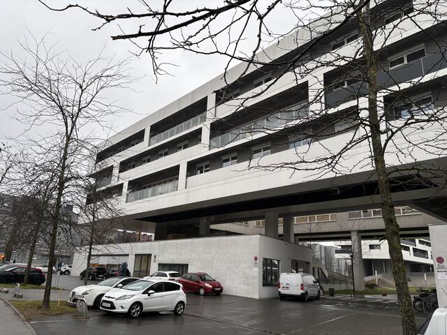 Das Lehener Seniorenwohnhaus von außen. Die Stadt Salzburg hat es mit 1. März 2024 übernommen. Die Übernahmephase dauerte länger als anfangs angenommen. | Foto: Schrofner