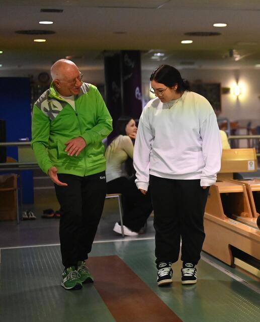 Franz Forster zeigt es vor.