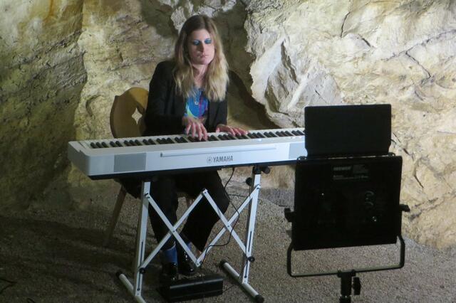  Am 7. April besuchte die Musiklehrerin Judith Feichtinger aus Wien die Höhle, um ein neues Musikstück aufzunehmen.  | Foto: Nixhöhle