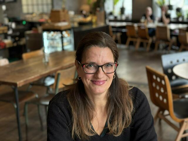 Elisabeth Stürmer kämpft mit ihrer Petition für einen autofreien Schulvorplatz in der Kolonitzgasse. (Archiv)  | Foto: Luca Arztmann/MeinBezirk