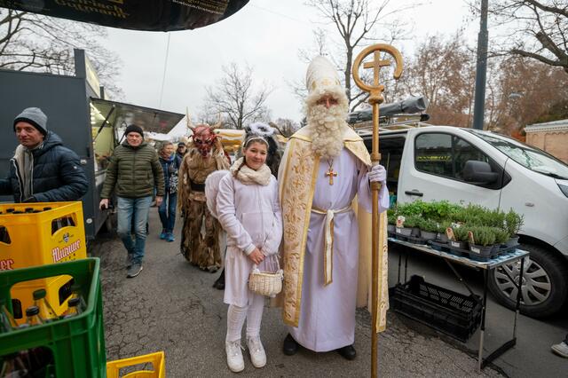 Die Engel und der Nikolo verteilten Kekse an die Kinder.  | Foto: Lukas Arnold Photography