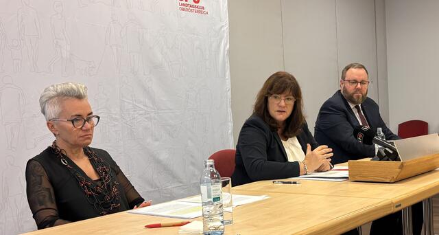 SPÖ OÖ-Klubvorsitzende Sabine Engleitner-Neu (Mitte) und ihre beiden Stellvertreter:innen Doris Margreiter und Tobias Höglinger. | Foto: MeinBezirk OÖ