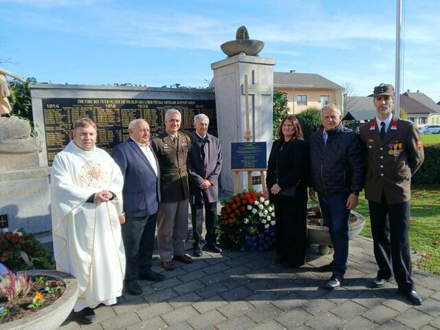 Bei einer Zeremonie wurde die Gedenktafel enthüllt und gesegnet, die an drei tote US-Soldaten erinnert. Sie kamen beim Absturz ihres Flugzeugs in Stinatz ums Leben. | Foto: Gemeinde Stinatz