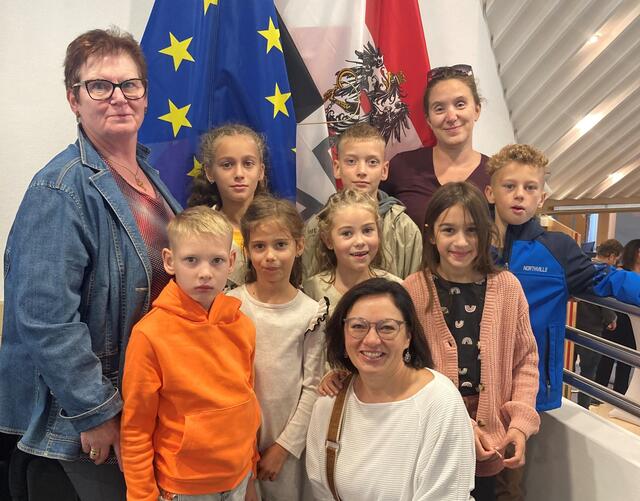Direktorin Hermine Trummer (l.) mit dem erfolgreichen Projektteam. | Foto: Volksschule Mureck