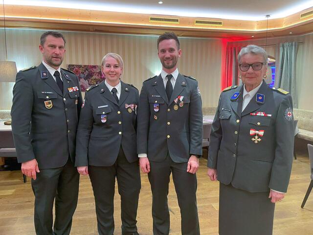 Die neuen Rotkreuz-Offizier:innen aus dem Flachgau mit Stefan Herbst (1. v.l.; Landesrettungskommandant) und Prim. a. D. Dr. Ulrike Michl (1. v.r.; Vizepräsidentin) | Foto: Rotes Kreuz Salzburg
