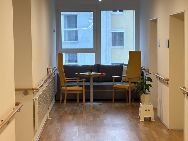 Eine Ecke zum Zurückziehen für die BewohnerInnen. Bis Weihnachten werden es 43 Personen sein, Platz wäre für maximal 90 Personen. | Foto: Schrofner