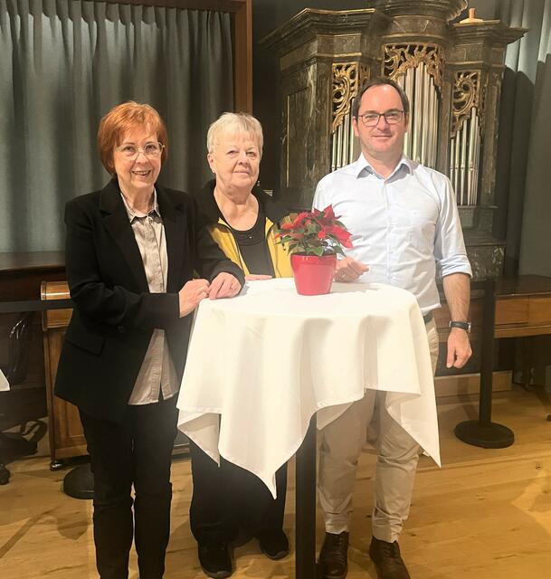 Beim Adventkränzchen in raiding mit Obfrau Gertraud Iby, Gertrude Simon und Bgm. Markus Landauer. | Foto: Landauer Markus