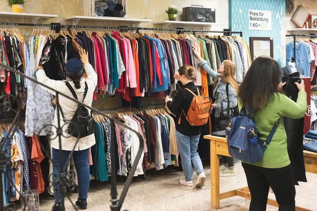 Im "Vintage Closet" gibt es eine bunte Auswahl an verschiedenster Bekleidung. (Symbolbild)  | Foto: Stefanie J. Steindl