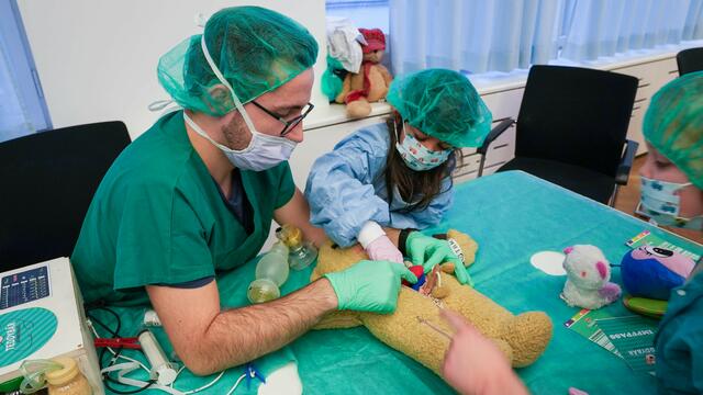 Am Dienstag, 3. Dezember, eröffnete bereits zum 21. Mal das Teddybärkrankenhaus in der Inneren Stadt.  | Foto: Andreas Pölzl/MeinBezirk