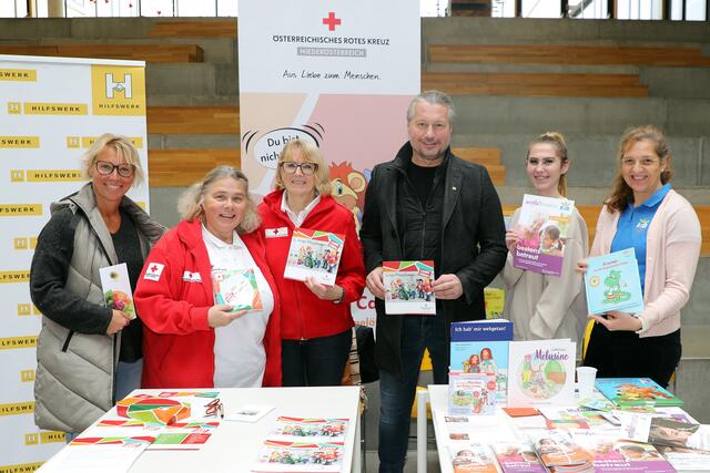 v.li.n.re.: Manuela Leoni (Obfrau Kinder- und Jugendnetzwerk NÖ Mitte und Geschäftsführerin Verein Impulse Krems), Gudrun Kalchhauser und Renate Wagner (Young Carers, Rotes Kreuz Krems), Bürgermeister Peter Molnar sowie Anja Redl und Heidelinde Eisingerich-Dillenz (Verein KIB children care)  | Foto: Stadt Krems
