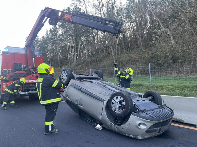 Ein Pkw touchierte mit der Betonleitwand auf der S31 bei Sieggraben und überschlug sich.  | Foto: Feuerwehr Mattersburg