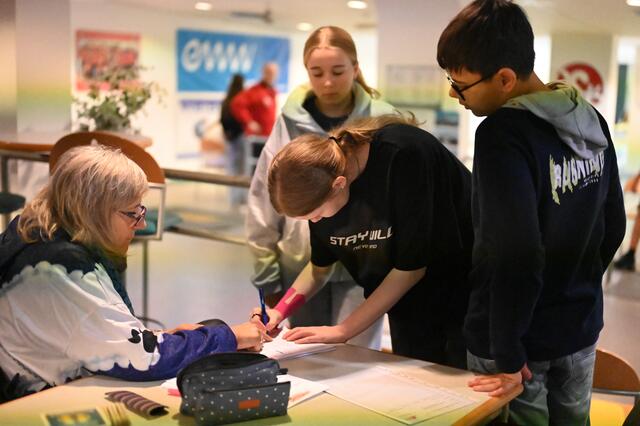 Tanja Grochar kontrolliert die Daten.