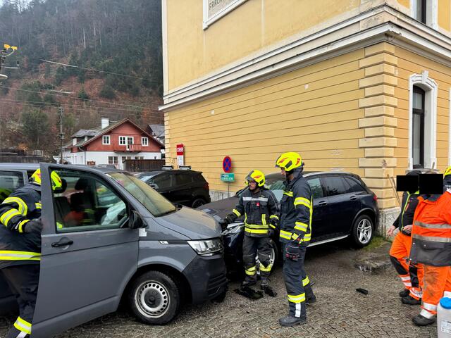 Unfall zwischen einem Kleintransporter und einem geparkten Fahrzeug. | Foto: ff-badischl.at