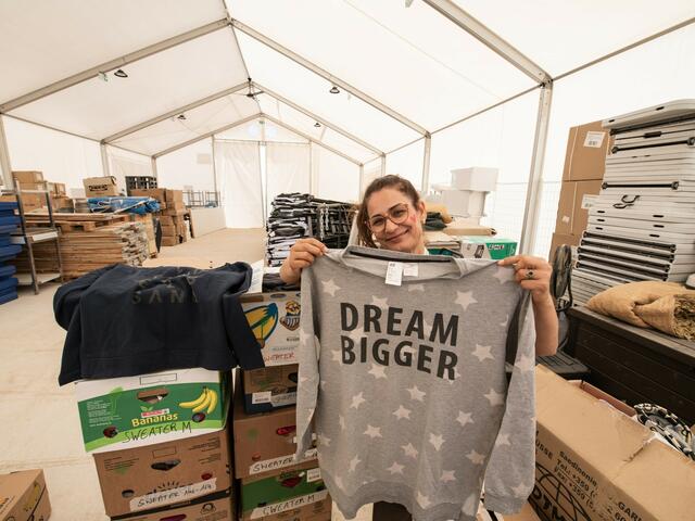 Der Transport umfasste unter anderem 768 Bananenkisten mit Kleidung und Alltagsbedarf. | Foto: Pascal Violo