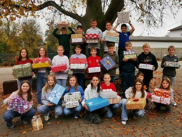 Schüler:innen der Mittelschule Altheim mit ihren Paketen.