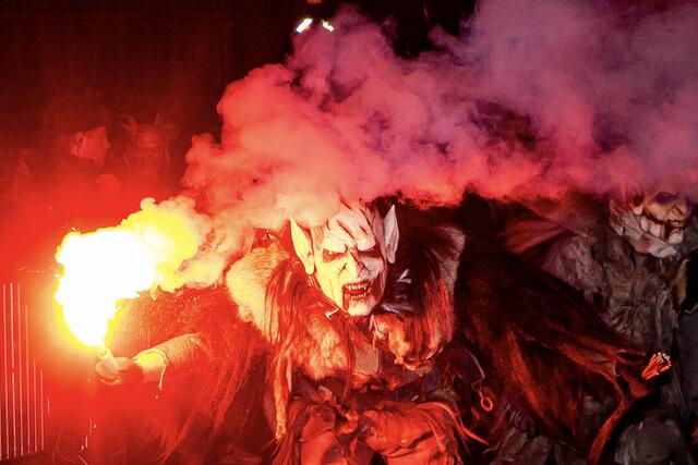 Die düsteren Krampusse sorgen für eine Gänsehaut-Stimmung beim Krampuslauf in Mils. | Foto: Walter Morri