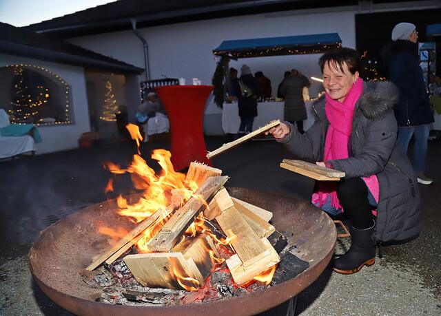 Rund um eine Feuerschale im Hof, mit malerischem Blick auf den Traunstein, präsentieren heimische Kunsthandwerker ihre selbstgefertigten Produkte. | Foto: Hörmandinger
