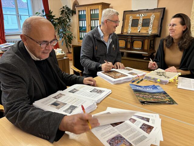 Durchsicht des Manuskripts der neuen, Pöllauer Ortschronik vor der Druckabgabe. | Foto: Jeitler