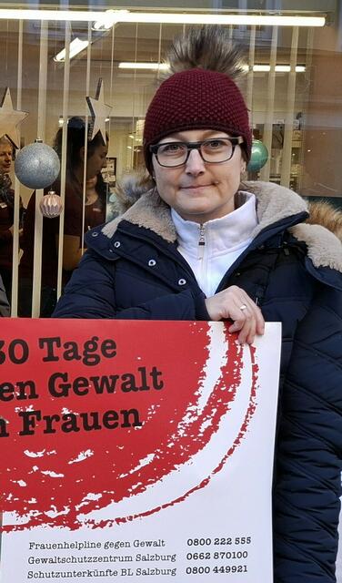 "Wir werden in allen Geschäften, den Schulen sowie der Bibliothek Plakate, Informationsbroschüren und die Notrufnummern aufliegen haben. Zusätzlich werden auf allen Rechnungsbons und auf gratis verteilte Lesezeichen in der Bibliothek die Rufnummern und E-Mailadressen angeführt. Bedauerlicherweise kommt es erfahrungsgemäß vor allem in den Weihnachtstagen zu einem verstärkten Ausbruch von Gewalt", erklärt Franziska Wagner, die Initiatorin in Golling. | Foto: Josef Wind