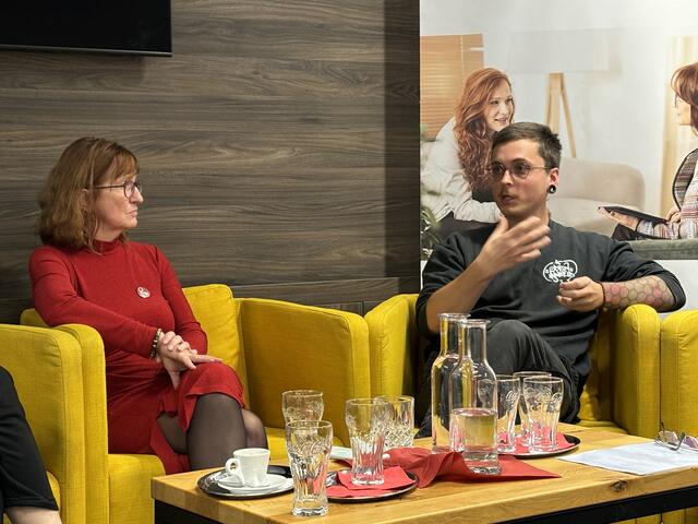 Sebastian Nöhammer von der Männerberatungsstelle unterstreicht die Wichtigkeit von Gewaltprävention in der Täterarbeit, da diese einen aktiven Opferschutz darstellt. | Foto: Brigitte Gady