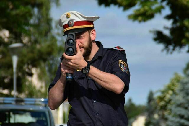 Geschwindigkeitsmessungen mittels Laserpistole. | Foto: MeinBezirk.at