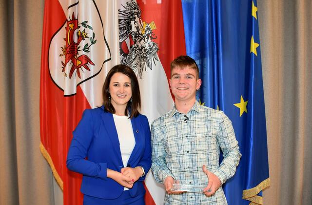 Arbeits- und Jugendlandesrätin Astrid Mair gratulierte Patrick Hechenblaikner zum "Lehrling des Monats Oktober 2024" im Landhaus in Innsbruck.
| Foto: © Land Tirol/Gerzabek