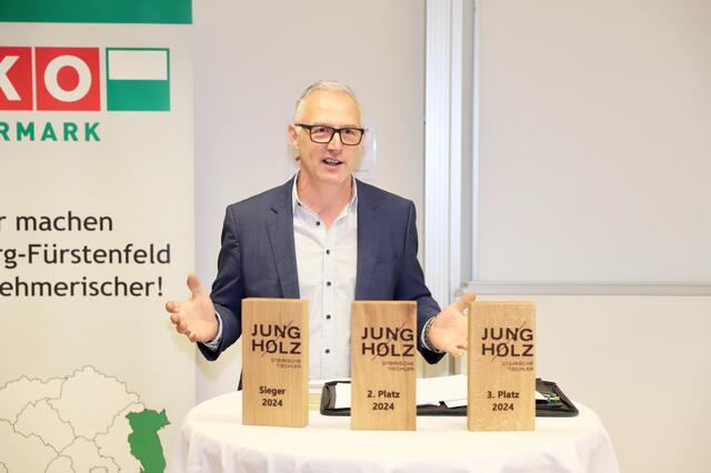 Landesinnungsmeister Rupert Christian Zach lobte die hohe Qualität der Arbeiten. | Foto: Alfred Mayer