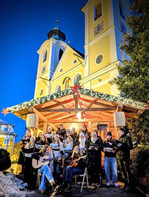 Die Schülerinnen und Schüler sorgten am Weihnachtsmarkt für musikalische Unterhaltung. | Foto: BG/BORG St. Johann