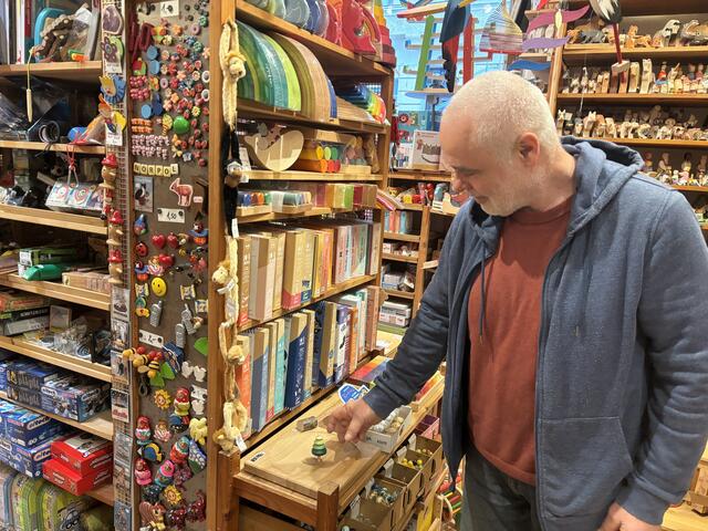 Momentan sind Kreisl eines der liebsten Spielzeuge vom Inhaber. | Foto: Philipp Scheiber / MeinBezirk