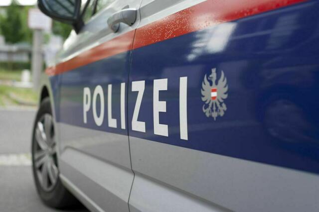 Eine 64-jährige Frau wurde am Montagnachmittag in Innsbruck beim Überqueren eines Schutzwegs von einem Auto angefahren und am Kopf verletzt. | Foto: BRS (Symbolbild)