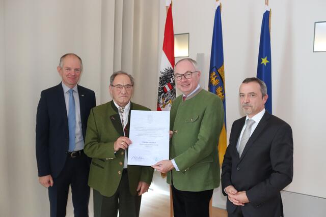 Ehrung für die 15-jährige Betreuung einer hydrographischen Messstelle: v.l.n.r. DI Martin Angelmaier (Abteilungsleiter Wasserwirtschaft), Herr Florian Gruber, LH-Stv. Stephan Pernkopf, DI Franz Higer (Referatsleiter Hydrographie). | Foto: LAND NÖ