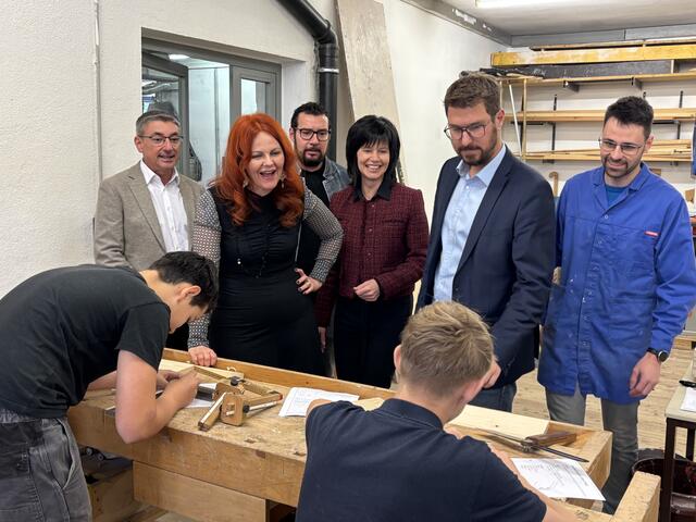 Visite in der Holz/Bau-Werkstätte der PTS Telfs (v.l.): Dipl.-Päd. Dietmar Meinschad (Bildungsdirektion), Landesrätin Cornelia Hagele, Stefan Wirtenberger, Dir. Annemarie Reich und Bgm. Christian Härting.