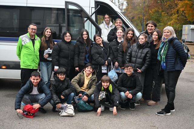Training der Schülergruppe, IBMS Wels, vor dem Mannschaftsbus.