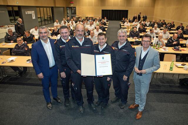 Landesrat Heinrich Dorner überreichte im Auftrag des Landes Niederösterreich eine Urkunde für Dank und Anerkennung im Rahmen der Hochwasserkatastrophe 2024 an das Landesfeuerwehrkommando: Am Foto von links: Landesfeuerwehrreferent, Landesrat Mag. Heinrich Dorner, Landesfeuerwehrdirektor DI (FH) Sven Karner, MSc, Landesfeuerwehrkommandant Ing. Franz Kropf, Landesfeuerwehrkommandant-Stellvertreter Harald Josef Nakovich, Landesfeuerwehrkommandant-Stellvertreter Martin Reidl und Neutals Bürgermeister Erich Trummer. | Foto: Landesmedienservice Burgenland