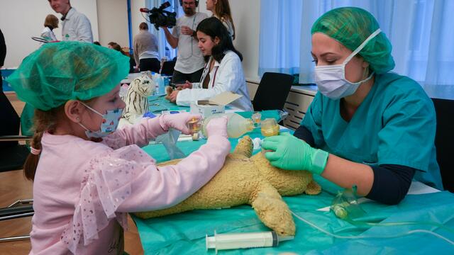 Noch bis inklusive Donnerstag, 5. Dezember, können Kinder ihre Kuscheltiere behandeln lassen.  | Foto: Andreas Pölzl/MeinBezirk