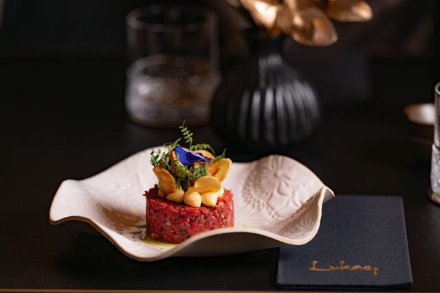 Das Beef-Tatar mit Dill, Parmesan, Pilz und Kartoffel. | Foto: Rene Strasser