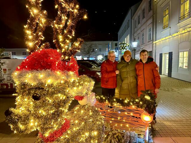 n Bruck gibt es wieder einen Rentierschlitten. Bei der 1. Beleuchtung: Stadtchef Gerhard Weil mit Josef Newertal und Richard Hemmer.  | Foto: SP Bruck