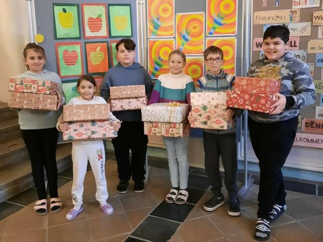 Kinder der Volksschule eins in Ried mit ihren Weihnachtspackerln für bedürftige Kinder.