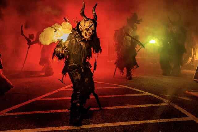 Faszinierende Krampusgestalten beim Umzug durch Mils – ein unvergessliches Spektakel! | Foto: Walter Morri