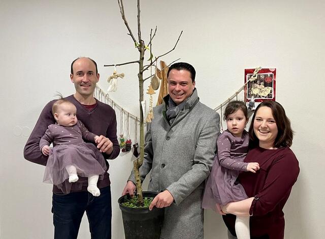 Den ersten Lebensbaum übergab Markus Dirnberger an eine Jungfamilie aus Mayersdorf, Die Mädchen können dem Apfelbäumchen beim Wachsen zusehen. | Foto: privat