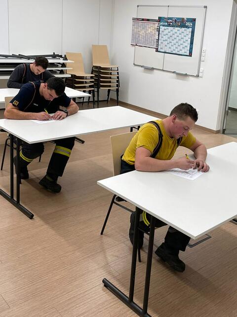 Zu Beginn der Prüfung müssen die Teilnehmer ihr Wissen in einem schriftlichen Test beweisen. | Foto: AFKDO Bad Ischl